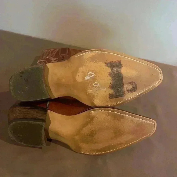STEVE MADDEN BOOTS {size Unknown}with measuring tap 10” some marks and peeling - Picture 7 of 13